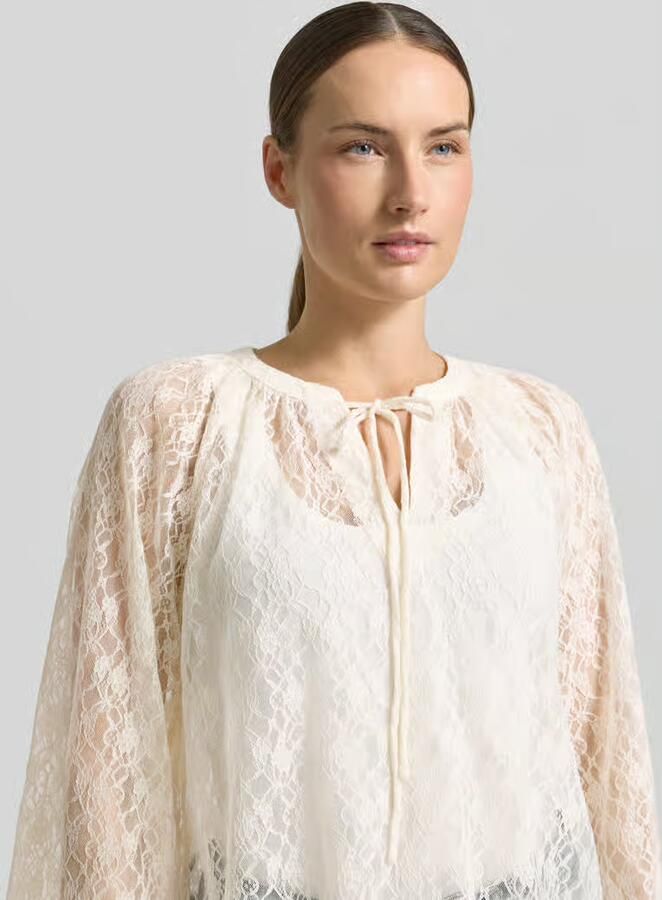 Vero Moda regular fit blouse met lange mouwen in kant-look model 'LOULOU'