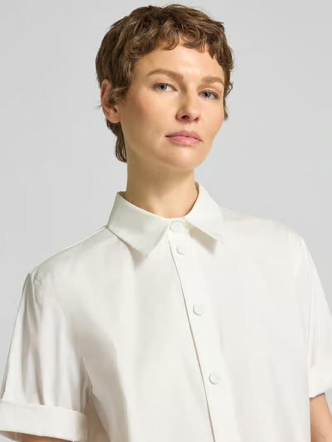 Windsor. Blouse met verlengde rug en kentkraag