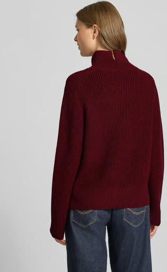Windsor. Gebreide pullover met geribde opstaande kraag