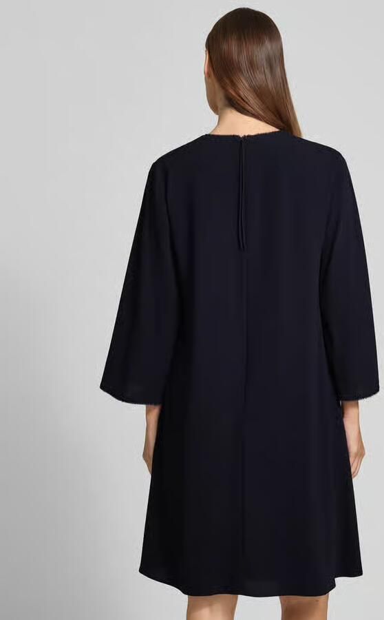 Windsor. Knielange jurk met V-hals