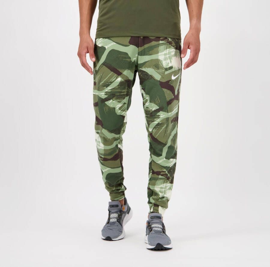 Nike Trainingsbroek DRI-FIT MEN'S CAMO TAPERED FITNESS PANTS