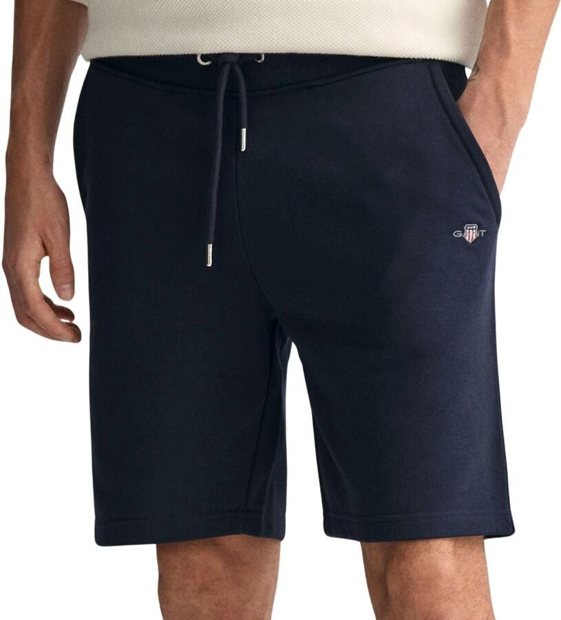Gant Sweatshort REG SHIELD SWEAT SHORTS met een kleine logo-borduur onder de insteekzak