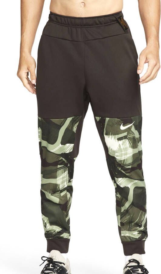 Nike Therma-FIT Trainingsbroek met taps toelopend design en camouflageprint voor heren Bruin