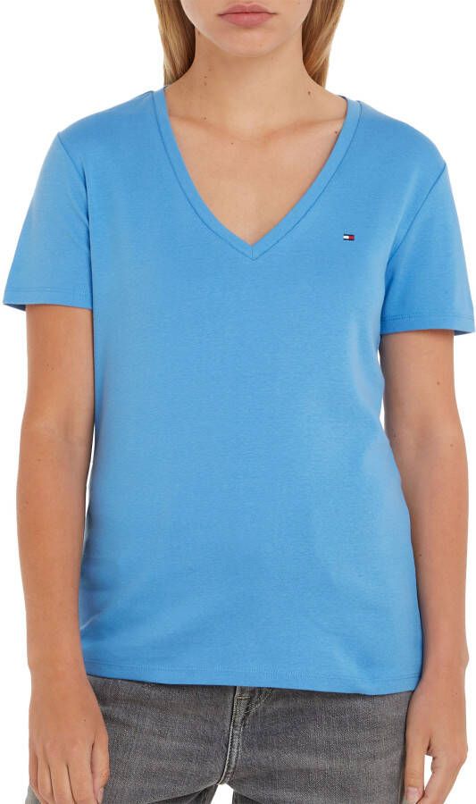 Tommy Hilfiger T-shirt SLIM CODY RIB V-NECK SS met een stijlvol logoborduursel