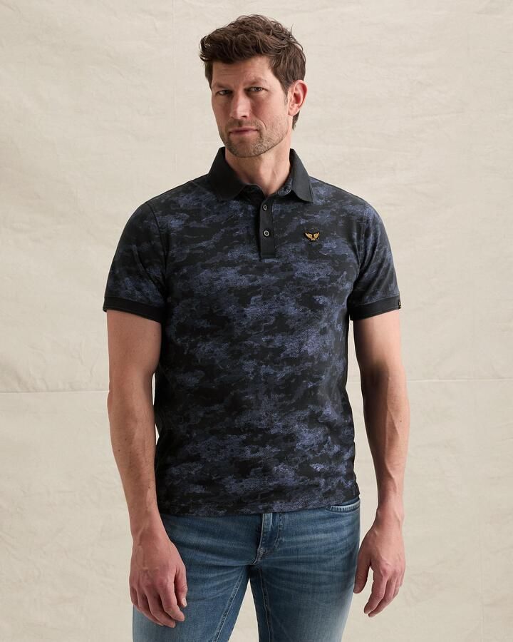 Pme legend De Short Sleeve Polo Voor Heren Is Een Onmisbare Item In Je Garderobe. De Polo Heeft Een Klassieke Uitstraling Door De Polokraag Met Knoopsluiting. De Korte Mouwen Maken Hem Het Perfecte Metgezel Op De Warme Dagen. Combineer Hem Met Een Casual