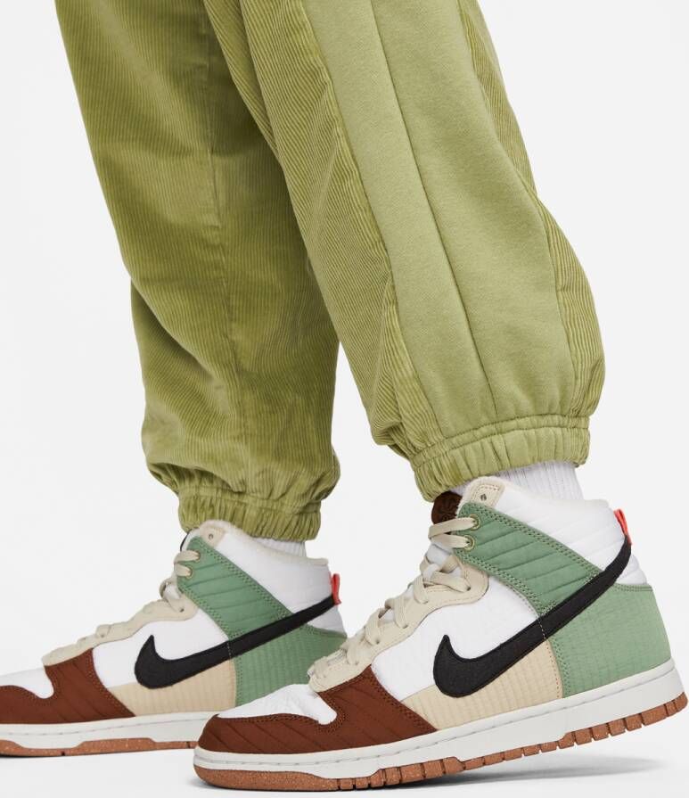 Nike Air High-waisted Corduroy Fleece Pants Trainingsbroeken Kleding alligator medium olive maat: M beschikbare maaten:XS S M