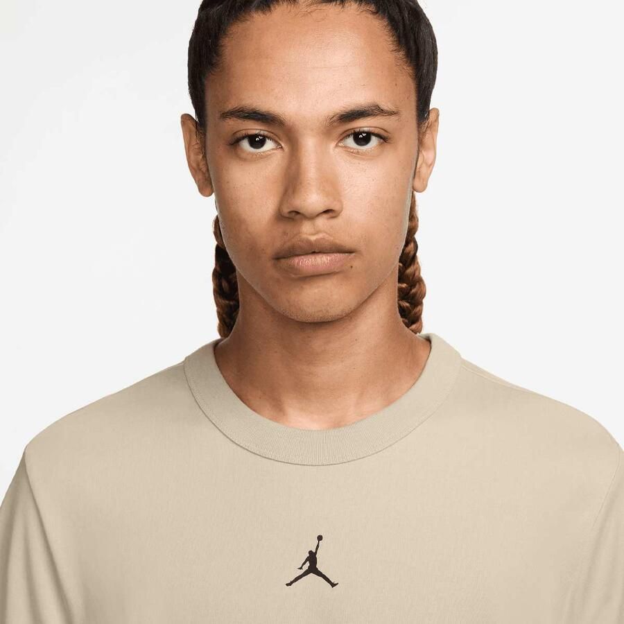 Jordan Dri-Fit Sport Shortsleeve Top Men T-Shirts & Polo's beige Maat XL Kleding