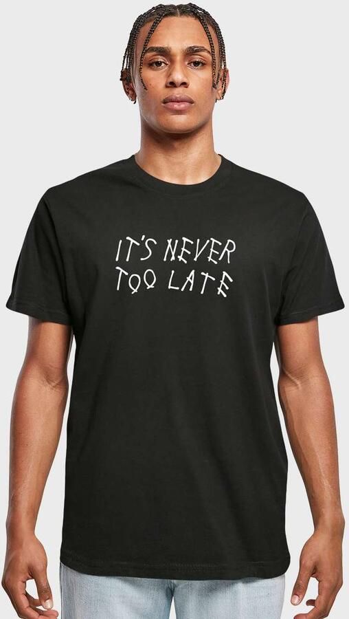 Mister tee It Is Never Too Late Tee black T-Shirts & Polo's in zwart formaten: XXL