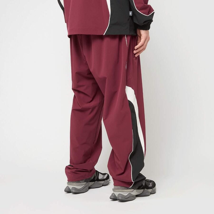 New Balance In Game Woven Trackpant Men Trainingsbroeken rood Maat XL Kleding