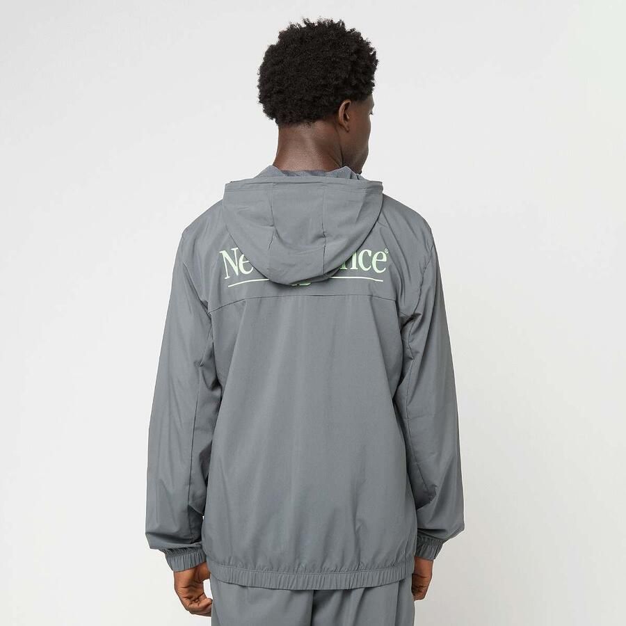 New Balance Reimagined Woven Graphic Jacket Men Trainingspakken grijs Maat XL Kleding