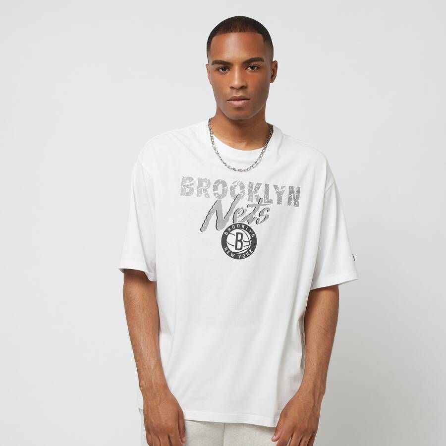 new era Team Script Oversized Tee Brooklyn Nets T-shirts Kleding WHIGRA maat: XS beschikbare maaten:XS S