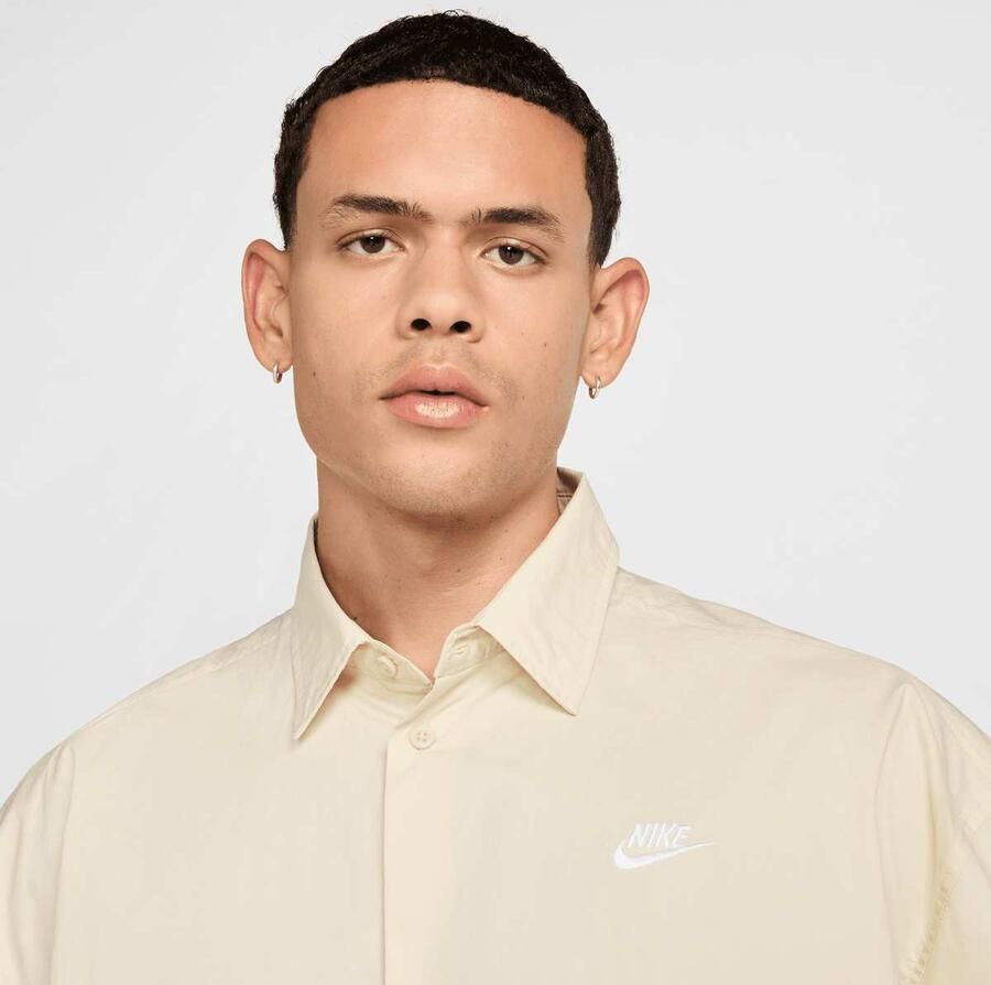 Nike Club Short Sleeve Buttoned Oversized Shirt Men Overhemden beige Maat XL Kleding