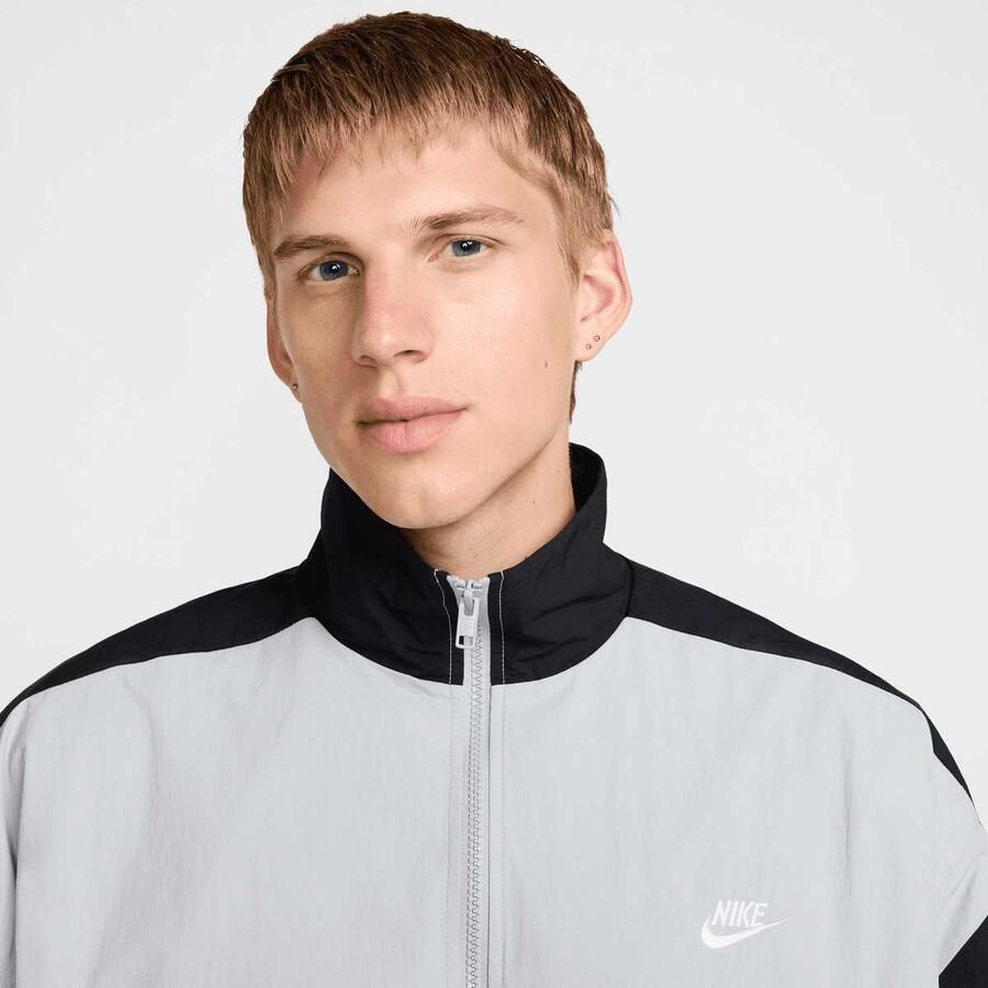 Nike Club Woven Oversized Track Jacket Men Trainingspakken grijs Maat XXL Kleding