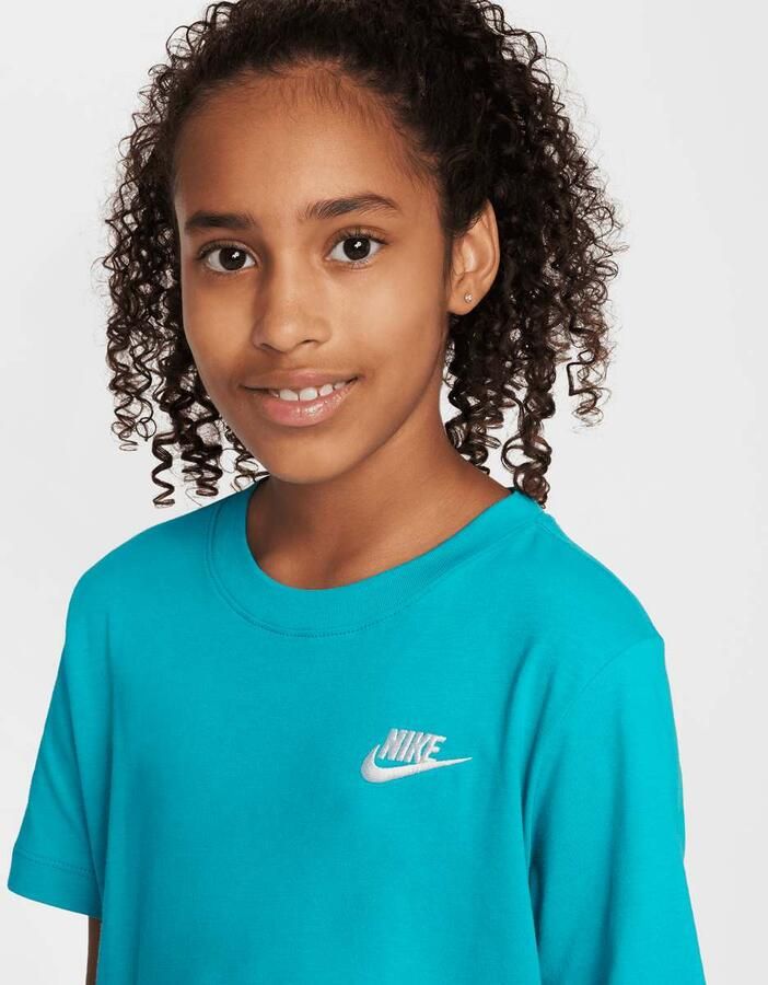 Nike Junior Sportswear Tee EMB Futura Low Brand Read Unisex T-Shirts blauw Kleding
