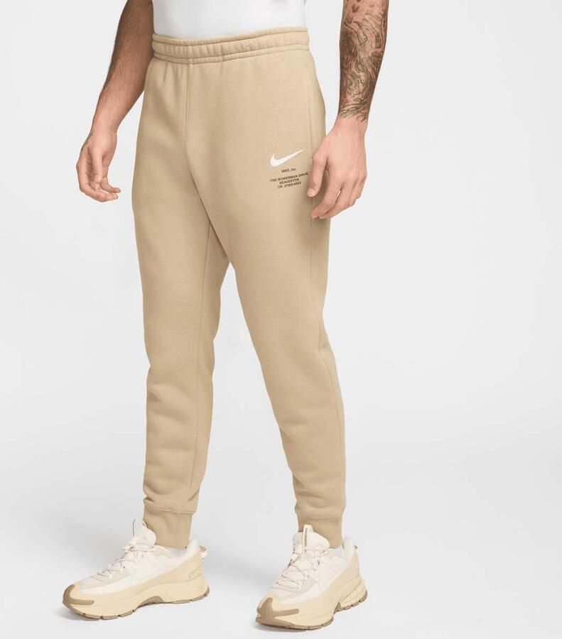 Nike Sportswear Swoosh Herenbroek met licht geborstelde achterkant Beige- Heren Beige - Foto 3