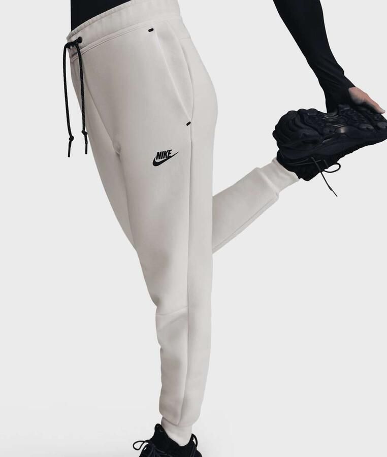 Nike Joggingbroek met halfhoge taille voor dames Sportswear Tech Fleece Pale Ivory- Dames Pale Ivory