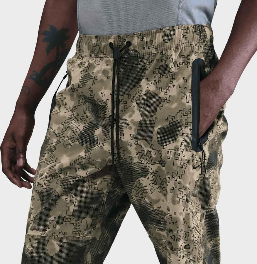 Nike Tech Dri-FIT Woven Camo Tapered Pants Men Trainingsbroeken camouflage Maat XL Kleding