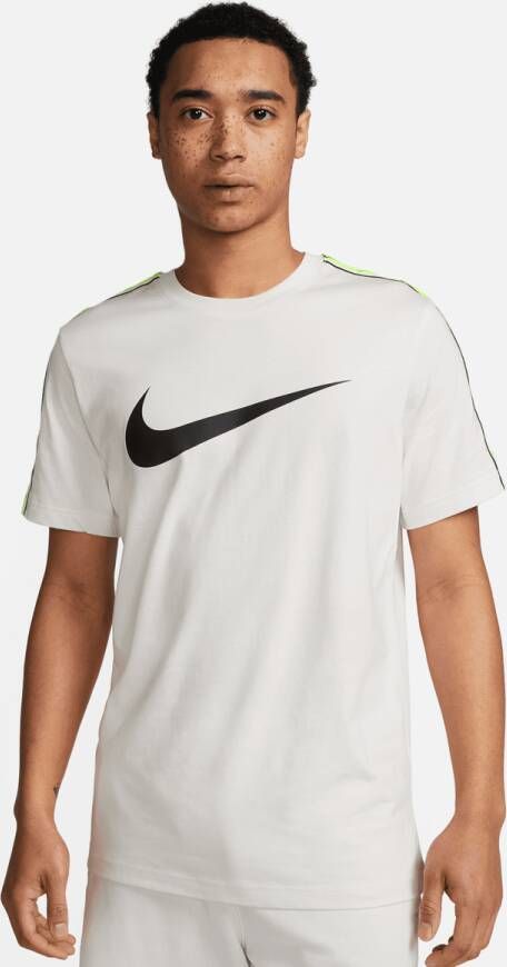 Nike Sportswear Repeat T-shirt T-shirts Kleding summit white summit white black maat: L beschikbare maaten:L XL