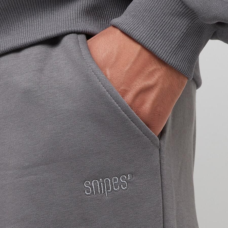 SNIPES Small Logo Essential Oversized Sweat Pants Men Trainingsbroeken grijs Maat XL Kleding