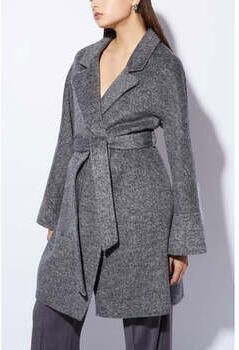 Simona Corsellini Mantel