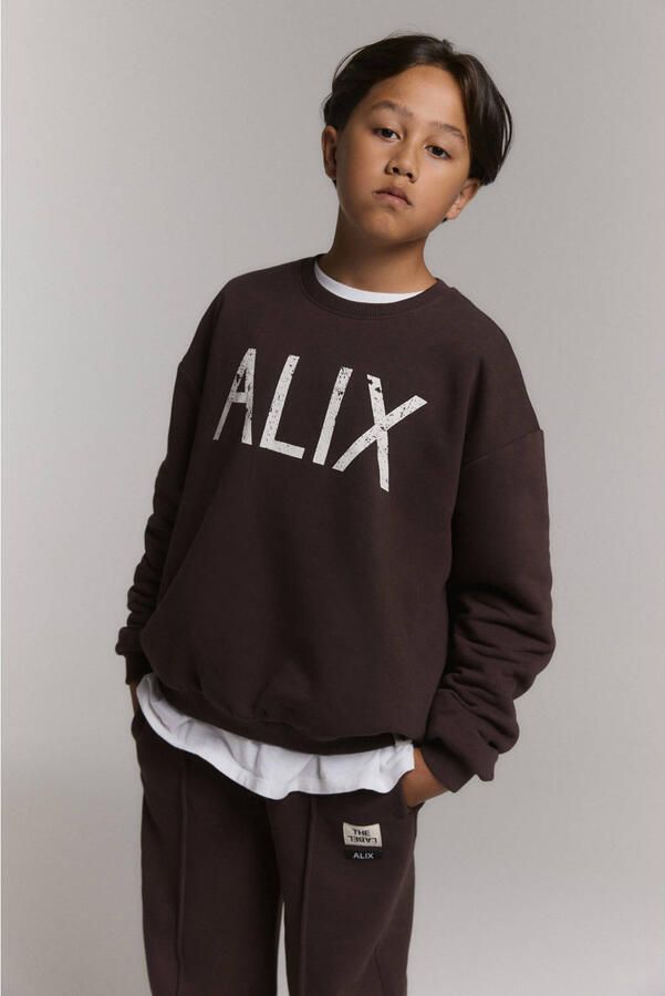 Alix the Label Alix Mini oversized sweater met backprint bruin