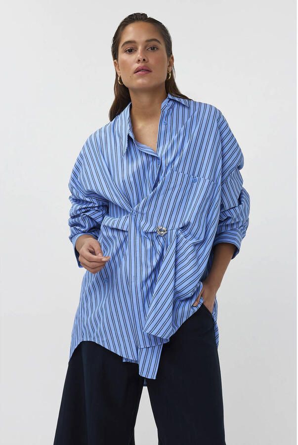 AMAYA Amsterdam gestreepte blouse met plooien lichtblauw