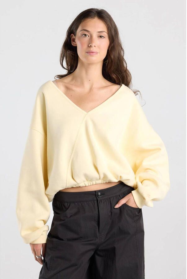 America Today sweater met open rug en plooien lichtgeel