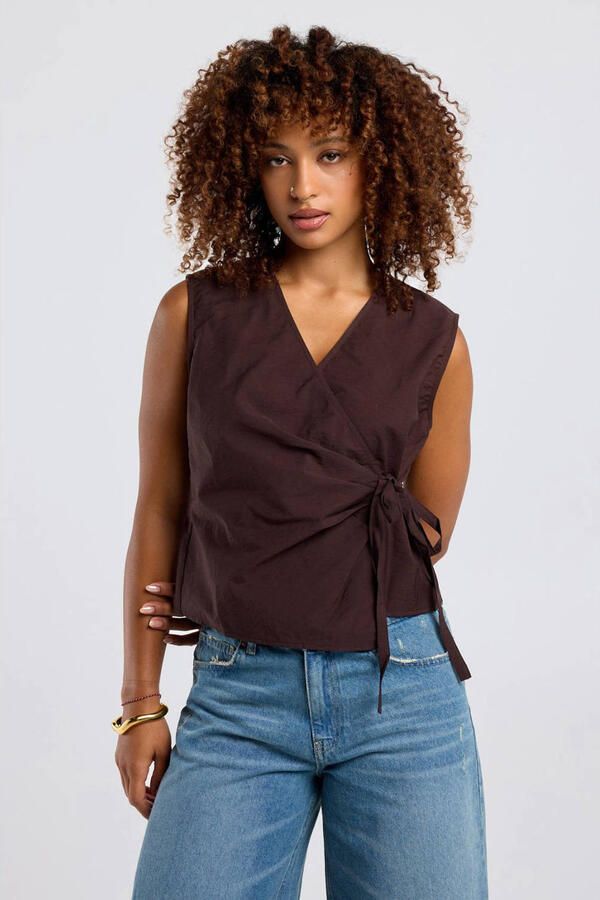 America Today top met overslagdetail bruin