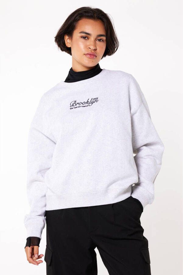 America Today sweater Safae met tekst en borduursels lichtgrijs