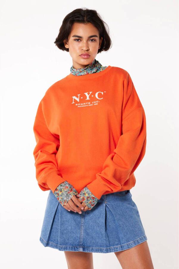 America Today sweater Sari met tekst oranje