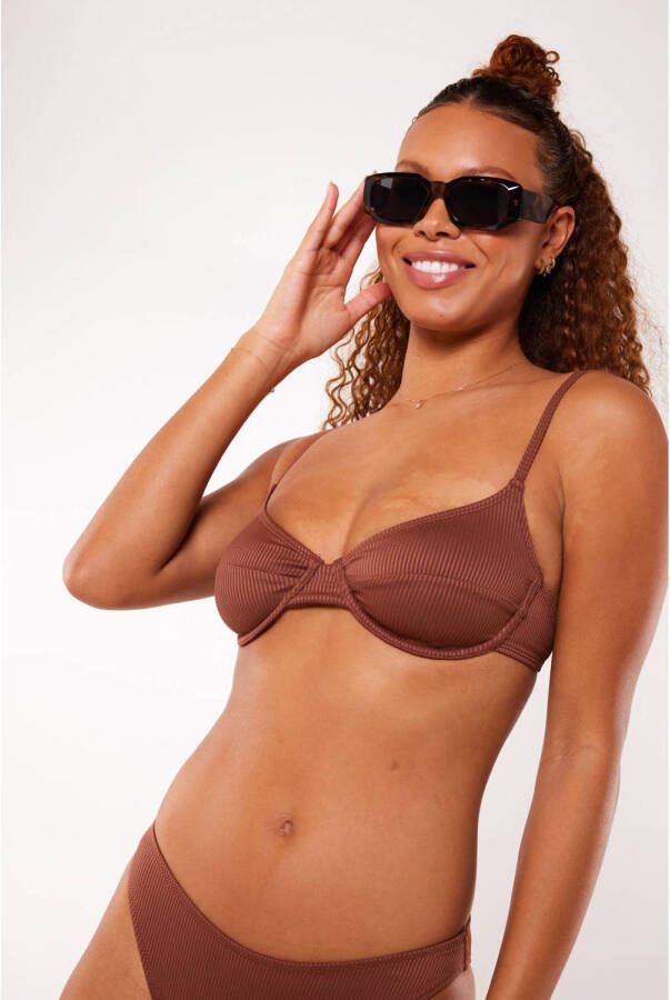 America Today voorgevormde beugel bikinitop Arla met ribstructuur bruin