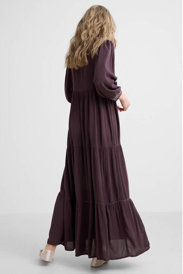 Anytime crinkle maxi jurk met borduursel donkerbruin - Foto 2
