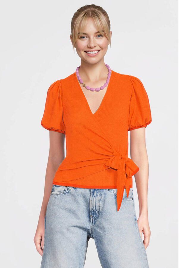 Anytime crinkle overslagtop met pofmouwen oranje