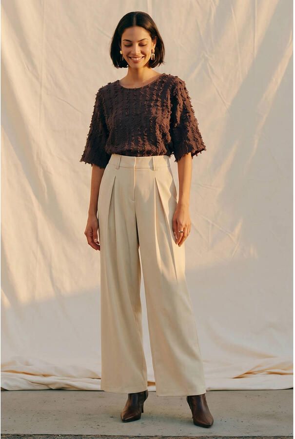 AWARE top met borduursels bruin