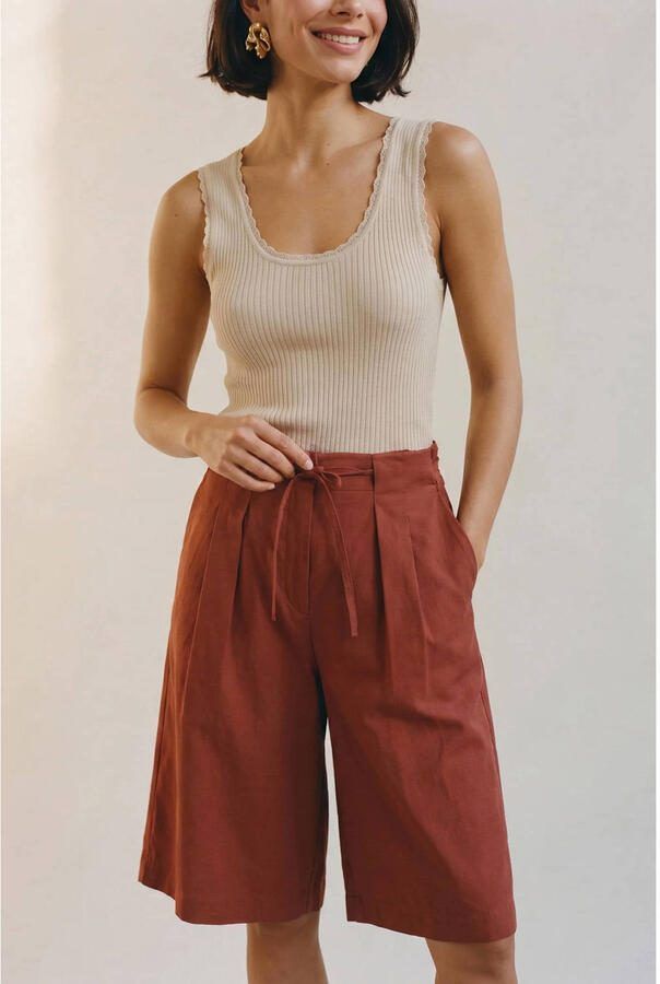 AWARE wide leg fit bermuda short roodbruin