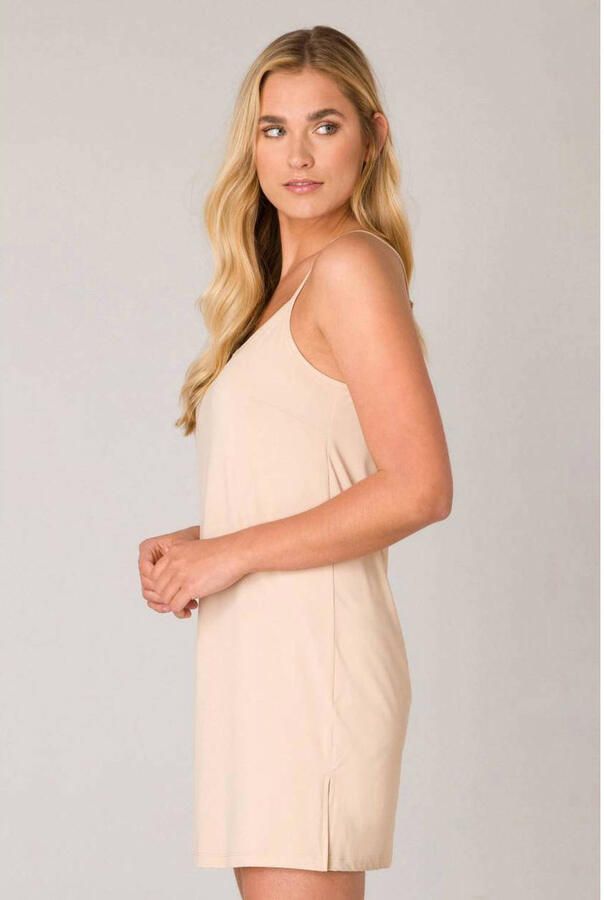 Base Level onderjurk met verstelbare bandjes en splitten Yanir beige