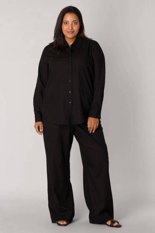 Base Level Curvy Blouse met lange mouwen Yaella met knoopsluiting en van linnen