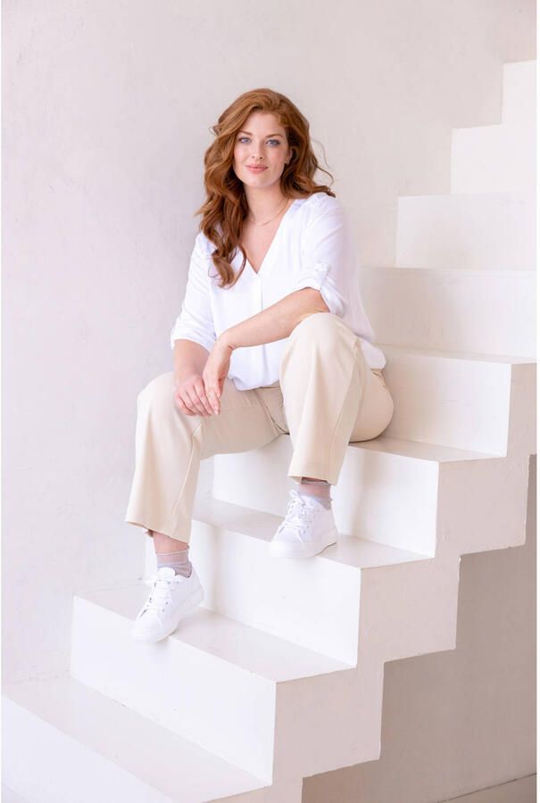Base Level Curvy Shirtblouse Yanina met v-hals