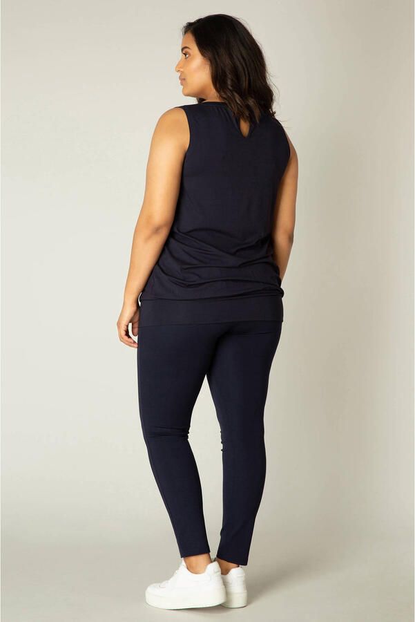 Base Level Curvy Lange top Yasmina Modellerende boord bij de zoom