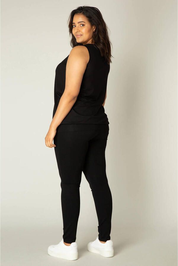 Base Level Curvy Lange top Yasmina Modellerende boord bij de zoom