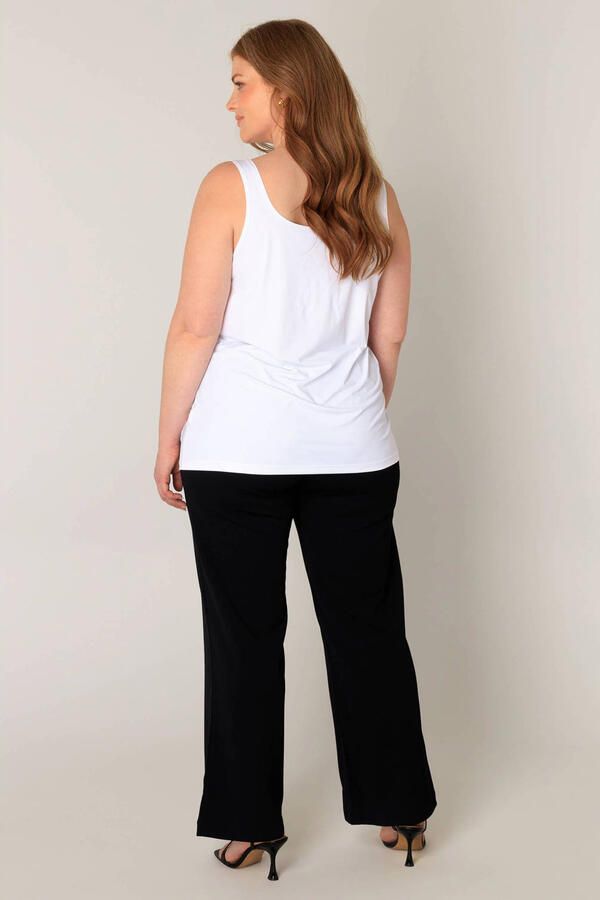 Base Level Curvy Tanktop Style YANNE in strakke look effen