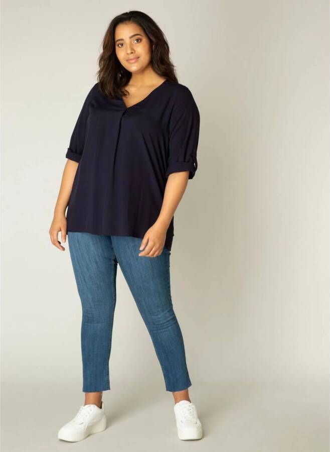 Base Level Curvy Shirtblouse Yanina met v-hals