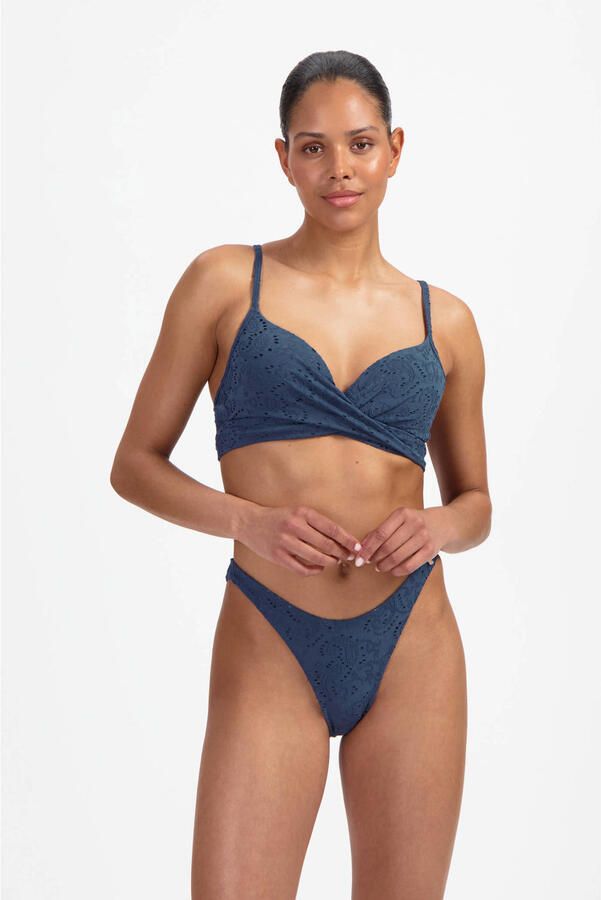 Beachlife voorgevormde beugel bikinitop broderie anglaise donkerblauw - Foto 3