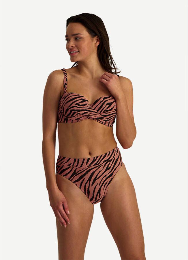 Beachlife voorgevormde strapless bandeau bikinitop met zebraprint zalmroze zwart