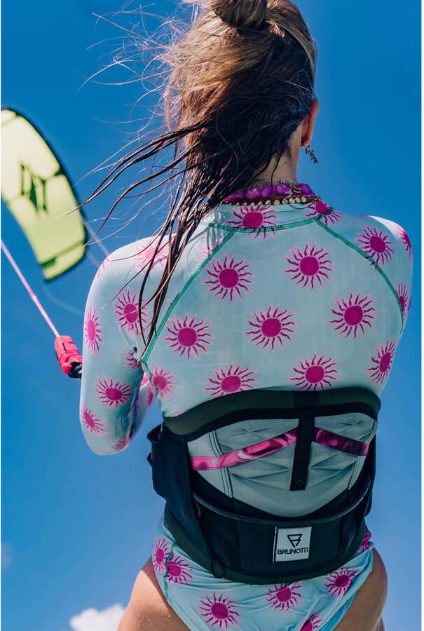 Brunotti Guusje x kitesurf badpak met lange mouw en rits lichtblauw fuchsia - Foto 2
