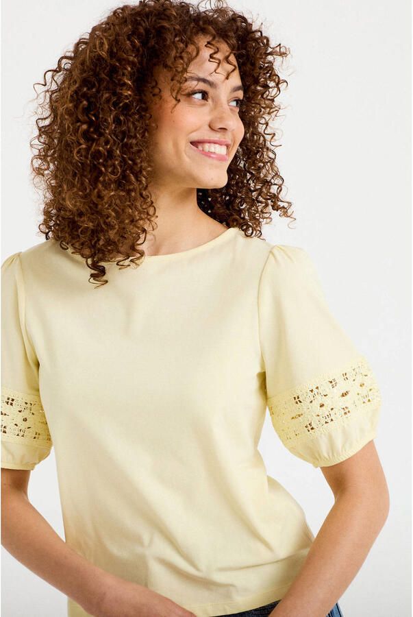 Cache top met broderie lichtgeel