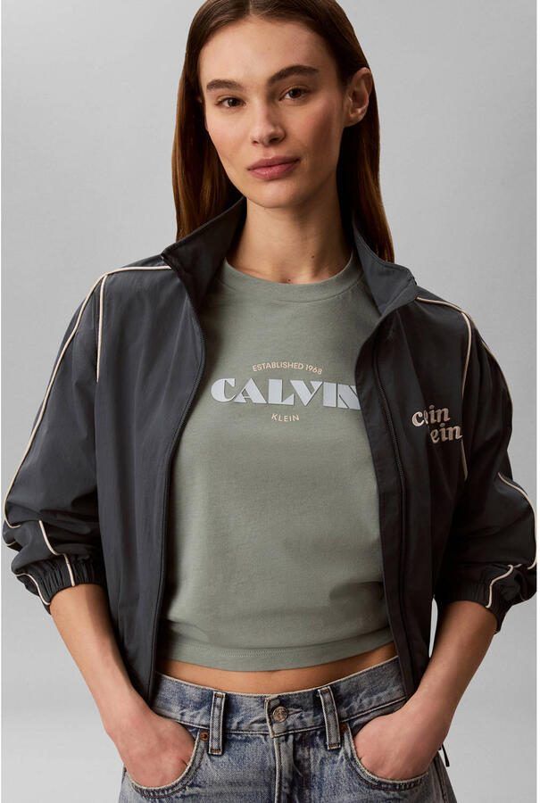 CALVIN KLEIN JEANS T-shirt met tekst kaki - Foto 2