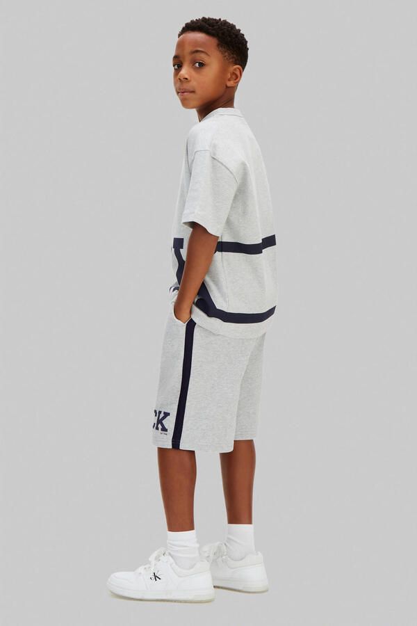 Calvin Klein Jeans relaxed fit sweatshorts van katoenmix model 'VARSITY' - Foto 3