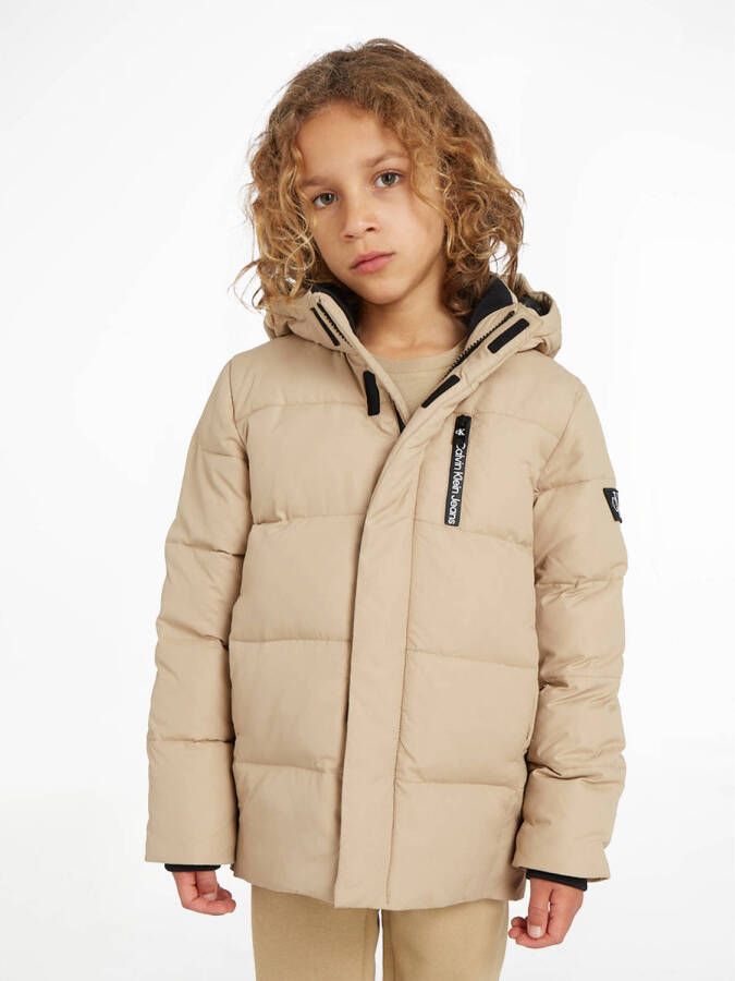Calvin Klein gewatteerde winterjas van gerecycled polyester zand Beige Jongens Gerecycled polyester (duurzaam) Capuchon 140