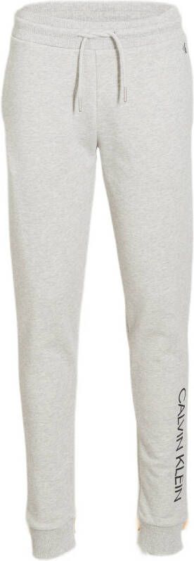 Calvin Klein Jeans regular fit joggingbroek van biologisch katoen grijs melange 104